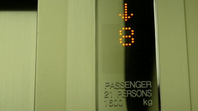 数字显示屏显示电梯内的楼层编号从12层下降到0层。