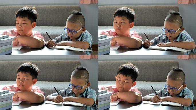从脑部手术中看不到残疾，脑部疾病和左眼的男孩。他很开心，喜欢和家里的朋友一起写书。