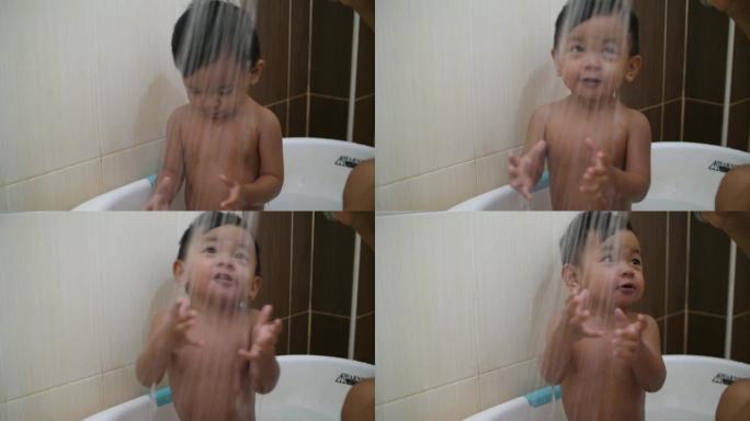 SLO MO亚洲男婴洗澡