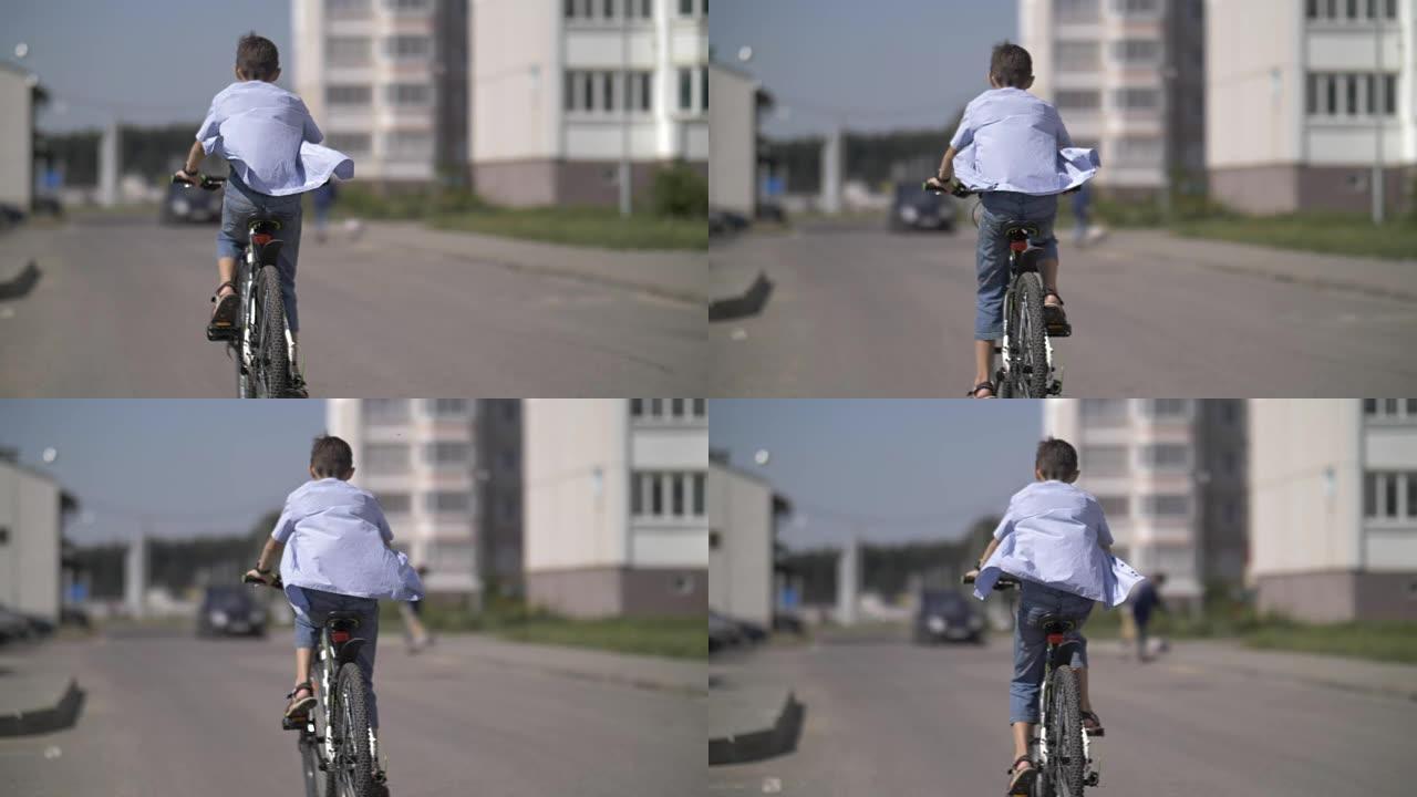 男孩正在骑自行车，后视图，衬衫在风中发展，慢动作
