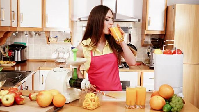 女人在厨房里喝新鲜橙汁4K