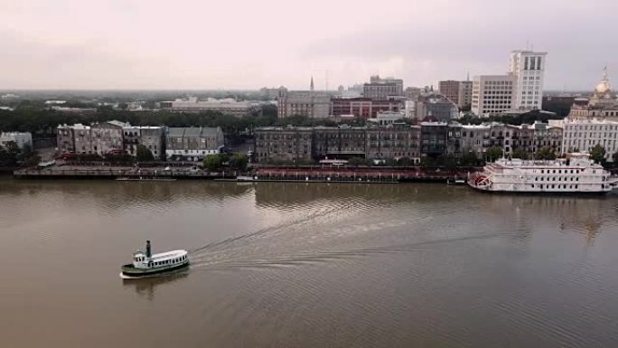渡船从市中心穿过萨凡纳河