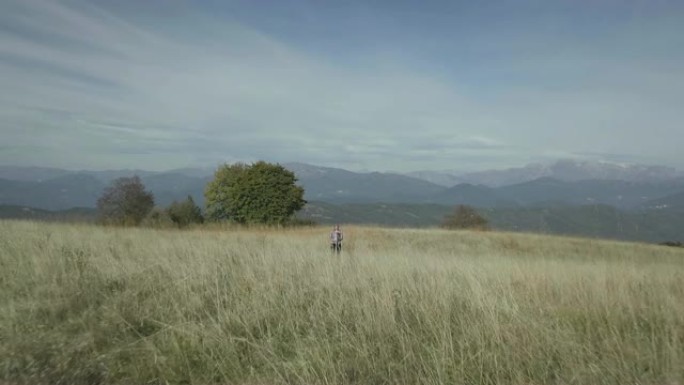 测量员测量山丘