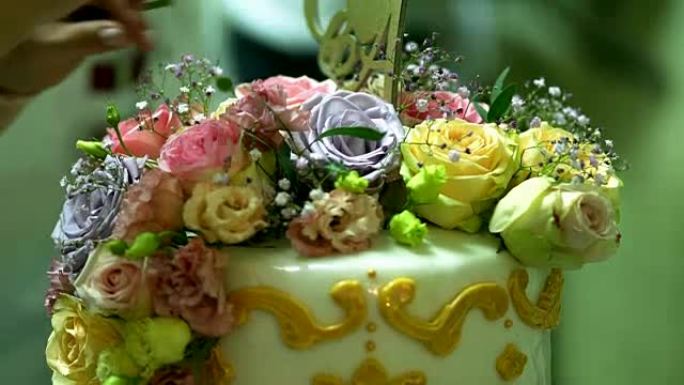鲜花装饰的大婚礼蛋糕