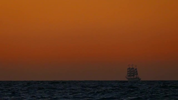 旅行背景 -- 日落时老式帆船的轮廓