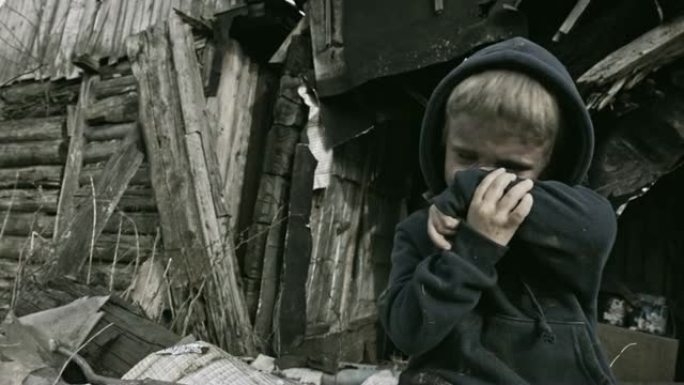 废墟上的一个无家可归的孩子。难民。