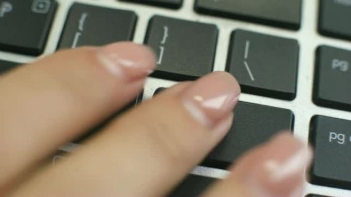 电脑键盘上的搜索按钮，女性手指按键