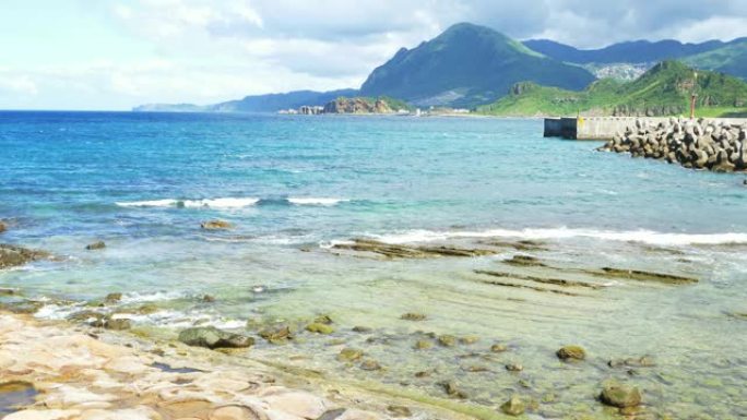 宁静的蓝天、海洋和山脉，台湾基隆市朝景公园晴天