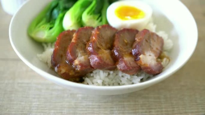 烤肉红猪肉放在米饭上
