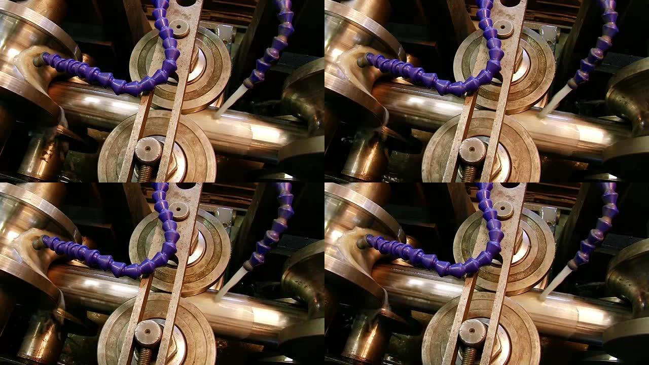 在工厂生产金属钢管的金属轧制机器的特写。