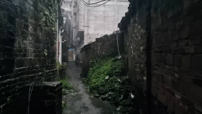 雨巷屋檐流水瓦面雨滴小巷雨景雨季街道雨景