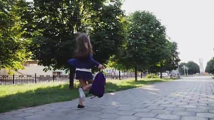 挥舞着背包的女孩沿着小巷奔跑