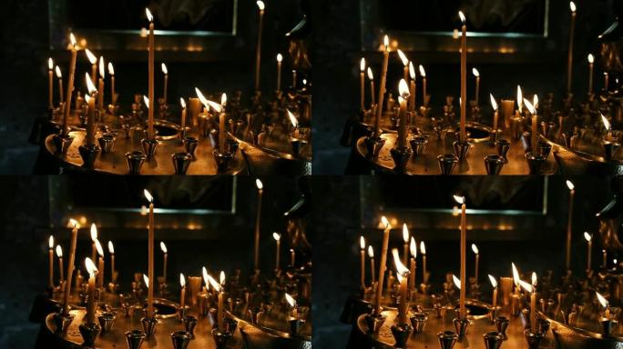 蜡蜡烛燃烧并站在正统古庙香炉中的沙子上，慢动作