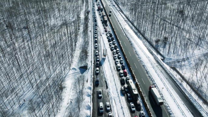 冬季大雪造成京昆高速雅西段公路堵车