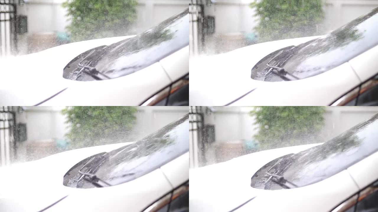 雨天汽车上的雨水