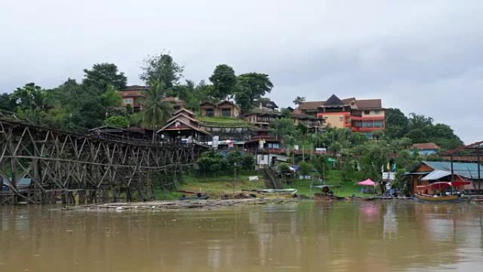 经典长木桥与部落老社区穿越大河的风景