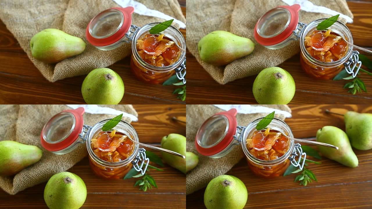 玻璃罐里有苹果和梨的甜水果果酱