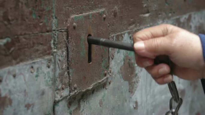 老式女人用一把旧钥匙打开一扇旧门 (慢动作) MF