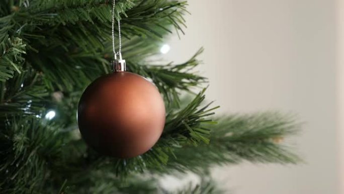 浅景深圣诞树摆设新年夜慢镜头-mo 1920X1080高清镜头-慢动作哑光青铜色优雅圆形装饰1080