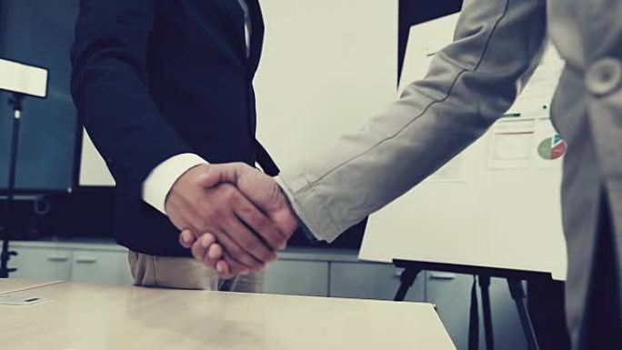 慢动作两家公司握手同意在会议上签署合同