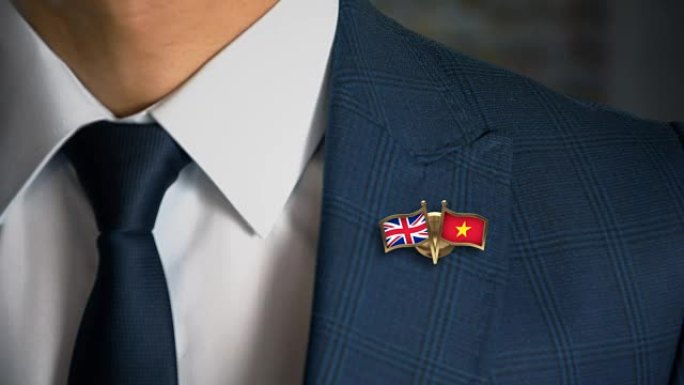 商人带着朋友国家的国旗走向相机英国-越南