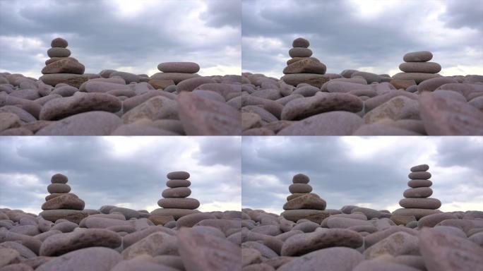 圆石滩上的石头金字塔，象征着禅、和谐、平衡、运动