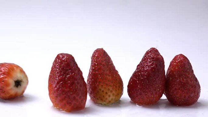 水以慢动作溅到草莓果实上。