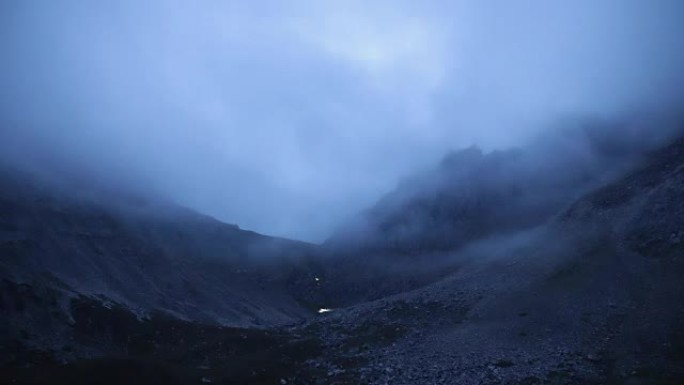 一群登山者在黎明时爬山的时间流逝。