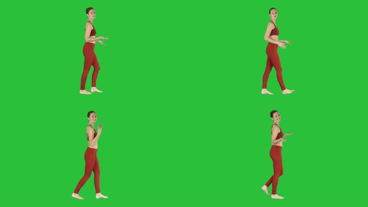 瑜伽教练在绿色屏幕上与相机交谈，色度键