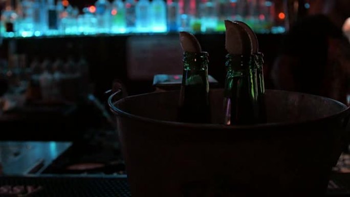在dark bar的一个桶中装有酸橙的三杯啤酒