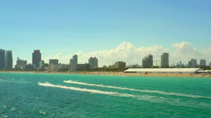 迈阿密海滩的海浪奔跑者的航拍