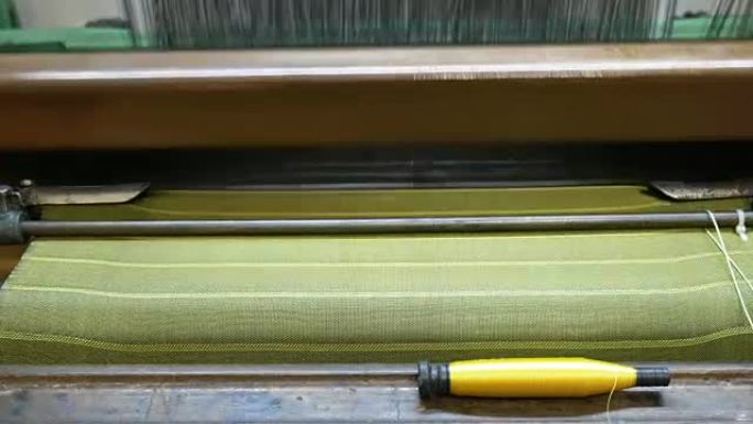 复古古典风格织机织布机上的彩色线