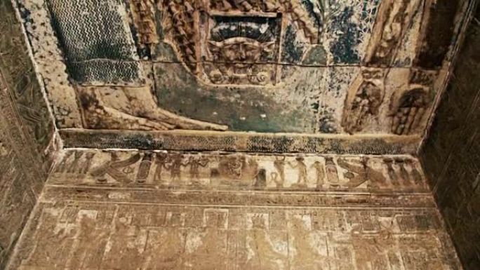 丹德拉神庙或哈索尔神庙美丽的内部。古埃及神庙天花板上的古代天螺母女神的形象。埃及，登德拉，肯市附近
