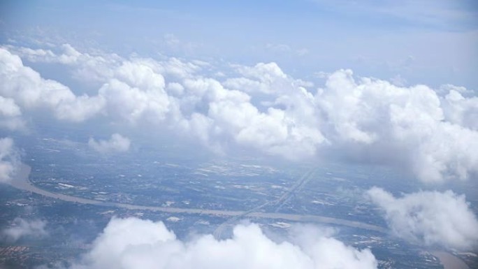 美丽的风景和云彩穿过飞机的窗户。概念: 旅行、度假、交通和舒适。
