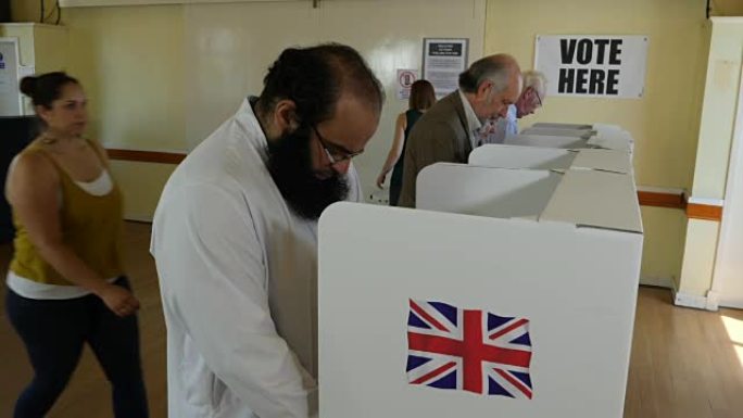 4K:英国选举或公投时，民众站在投票站