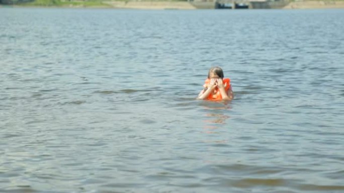 水中穿着救生衣的女孩