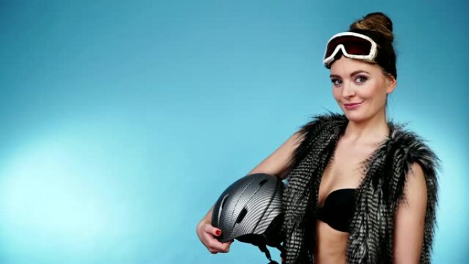 穿着滑雪护目镜的女人诱人的女孩戴着头盔。4K