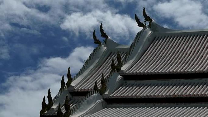 蓝天上的寺庙屋顶