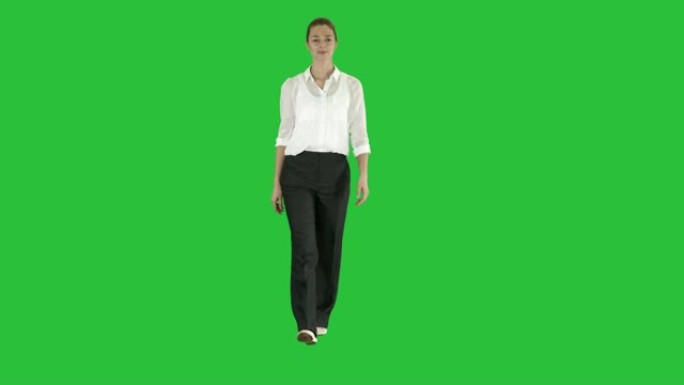 女人穿着正式服装在绿色屏幕上行走，色度键