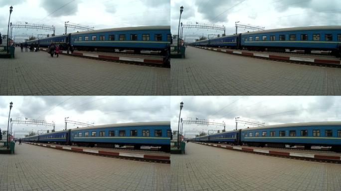 乘客在铁路站下车和上车的时间流逝