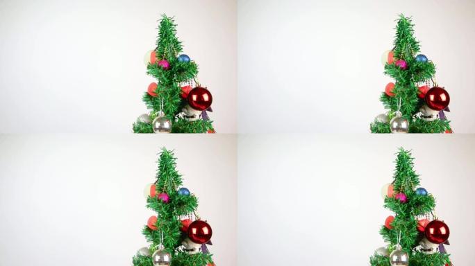 2019圣诞树。装饰装饰和闪烁的红色心灯，屏幕右侧。