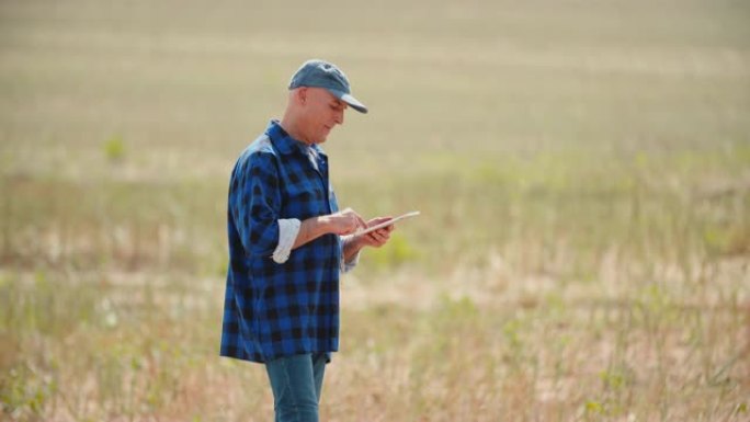 农业，农民在收割期间在田间使用数字平板电脑
