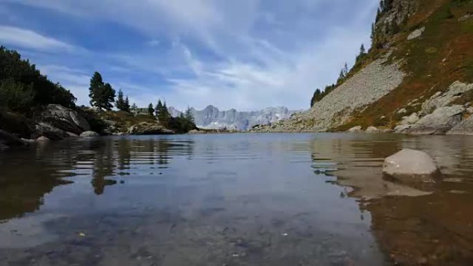 Spiegelsee湖 (镜湖) 的时间流逝与Dachstein山脉的反射。奥地利施拉德明-达施泰因