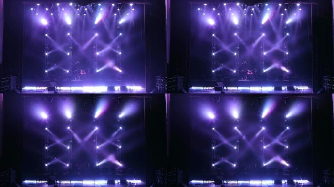 音乐会前在空荡荡的舞台上明亮的蓝色美丽的光线。