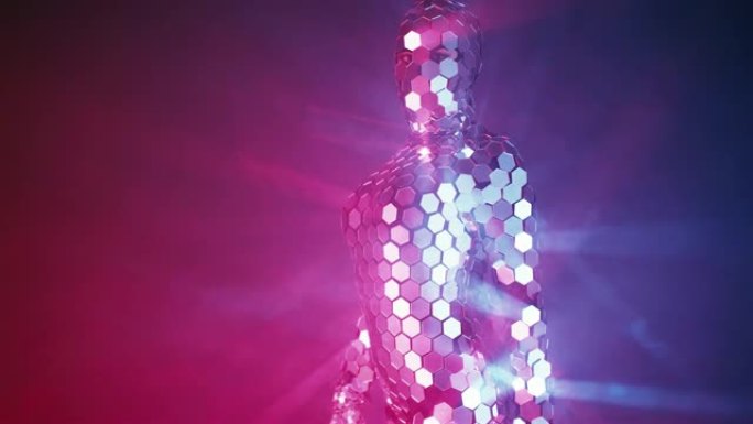 穿着镜子反光服的人表现得像机器人。未来人性概念
