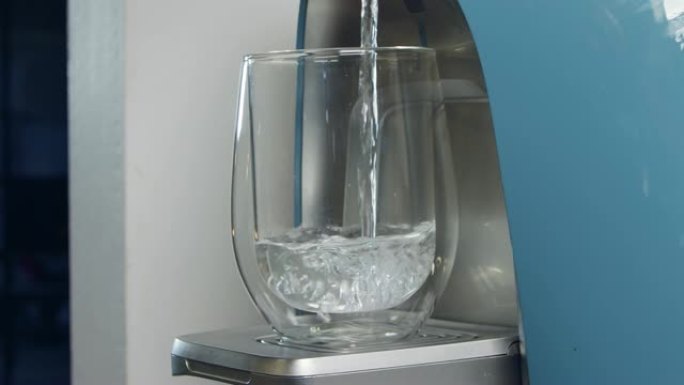 关闭滤水机中水杯填充的慢动作