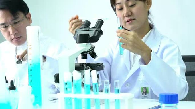 科学家的女性正在试验化学物质的化合物和吸收液体的试管。科学、测试开发和实验室行业的概念。
