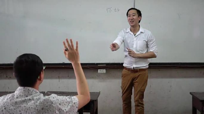 年轻的亚洲外国东方语言讲师在教室里上语言课
