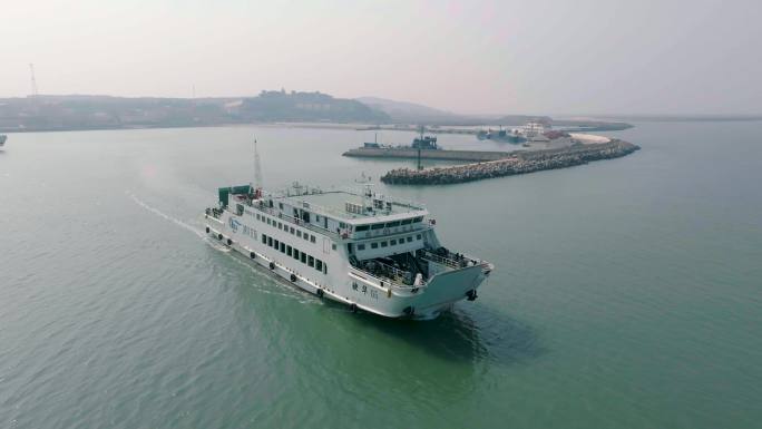 海上航行轮船出港海鸥烟台旅游幸福生活