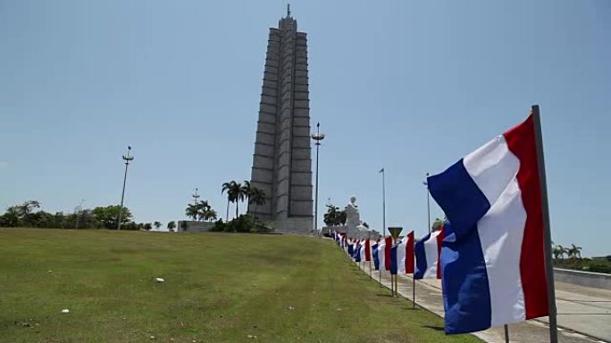 革命广场以José Martí纪念堂为主，可以俯瞰整个广场